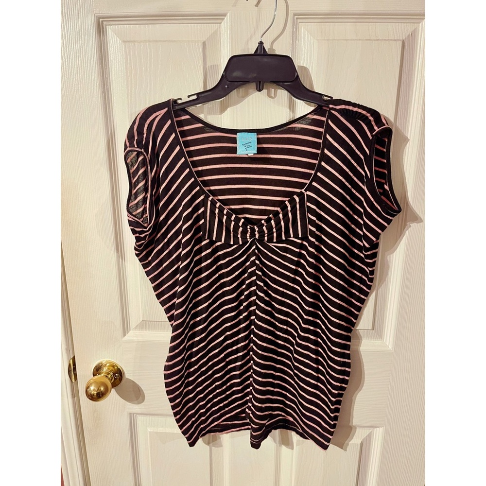 🛍2/$25🛍~ Shirt with bow 🎀